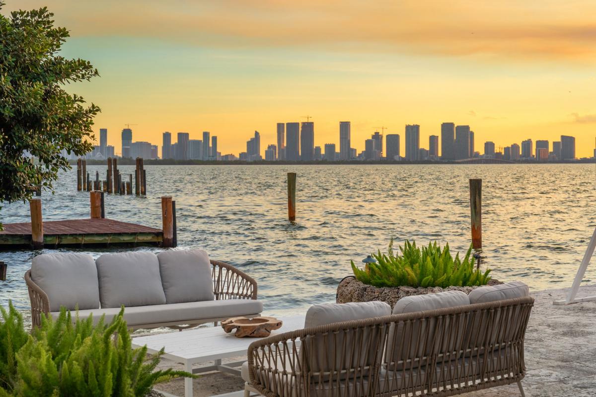 4640 N. Bay Road | Todd Michael Glaser